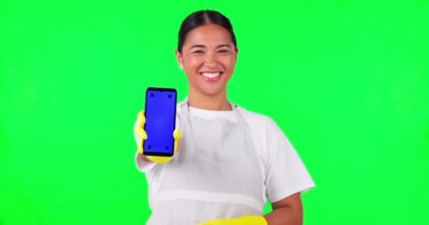 スタジオの背景を背景に広告で緑の画面上のアジアの女性 家政婦や携帯電話のモックアップ 幸せな女性の人 メイドやクリーンなショーの肖像画追跡マーカーとモバイルスマートフォンアプリ — ストック動画