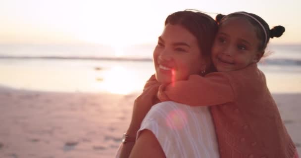 Kind Moeder Varkentje Terug Het Strand Speelse Familievakantie Australië Met — Stockvideo