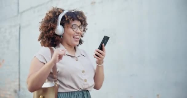 Kobieta Taniec Słuchawki Smartfonem Zewnątrz Powiadomienie Sukces Aby Wygrać Bonus — Wideo stockowe