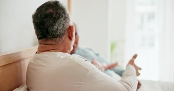 Divorcio Cama Pareja Ancianos Discutiendo Con Problemas Matrimonio Conflicto Relaciones — Vídeos de Stock