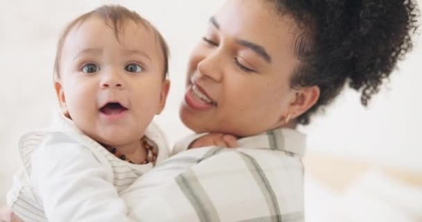 拥抱和宝宝在家里的亲密接触与爱或在母爱中玩耍 照顾者和有良好拥抱时间的父母在肖像画中 在家庭中共同保护幼儿 — 图库视频影像