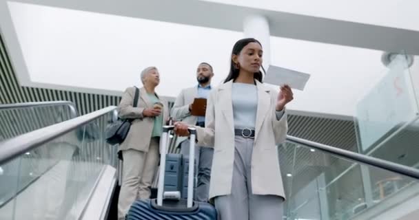 Mulher Negócios Viagens Escada Rolante Aeroporto Com Mala Leitura Bilhetes — Vídeo de Stock
