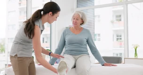 老年病人的妇女 理疗师和腿康复 医疗咨询和理疗服务 物理治疗 医疗评估和脊医治疗关节炎引起的膝关节疼痛 — 图库视频影像