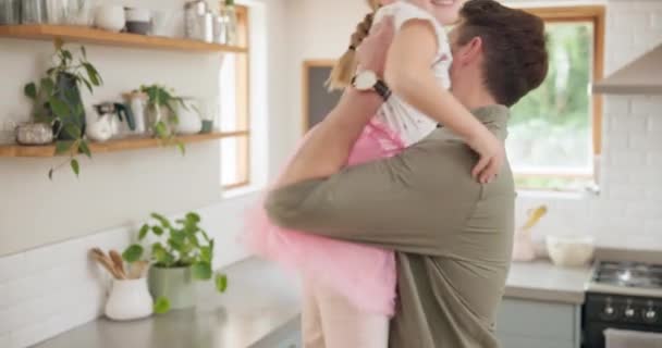 Счастливый Любящий Родитель Обнимает Ребенка Обнимается Кухне Вместе Возбуждается Обнимается — стоковое видео