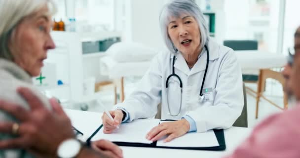 Aziatische Vrouw Dokter Praten Met Paar Kliniek Voor Ziekenhuis Beoordeling — Stockvideo