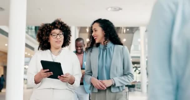 Επιχειρηματικές Γυναίκες Μιλάμε Και Περπάτημα Ένα Tablet Στο Γραφείο Σύνδεση — Αρχείο Βίντεο