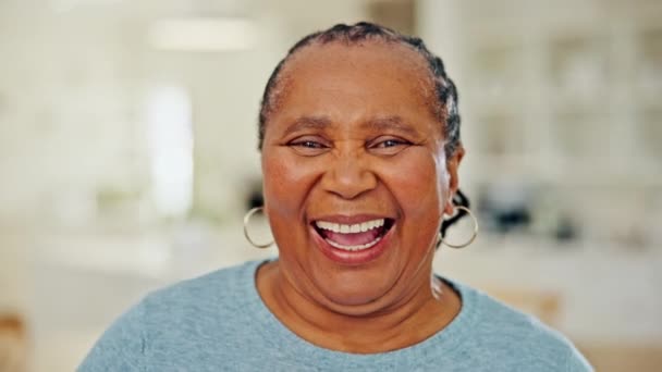 Portret Starszej Czarnej Kobiety Domu Śmiejącej Się Relaksującej Wellness Dumy — Wideo stockowe