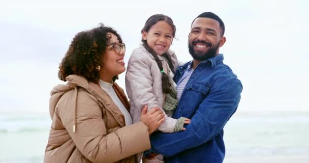 Famiglia Felice Sulla Spiaggia Ritratto Con Genitori Figli Abbraccio Risate — Video Stock