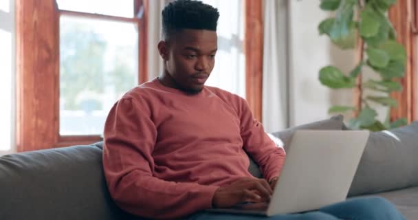Чоловік Який Читає Друкує Ноутбуці Вдома Спілкування Електронною Поштою Інтернетом — стокове відео