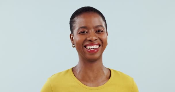 Милая Подмигивающая Счастливая Чернокожая Женщина Студии Изолированная Белом Фоне Макетным — стоковое видео
