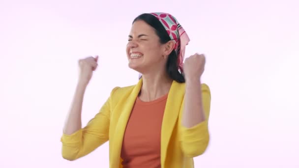 Kutlama Mutlu Genç Bir Kadın Bir Stüdyoda Bahis Için Kazanma — Stok video