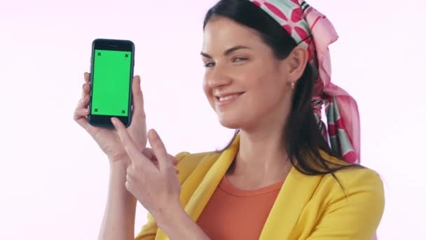 快乐的女人 电话和指向绿色屏幕在广告或营销的工作室背景 女性的肖像人的微笑 好的情调或展示手机应用程序 展示或模仿 — 图库视频影像