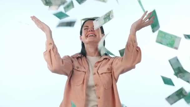 快乐的女人 金钱的雨和庆祝的胜利 彩票或金融储蓄的工作室背景 兴奋的女性在现金流 票据或票据的自由落体中微笑 — 图库视频影像