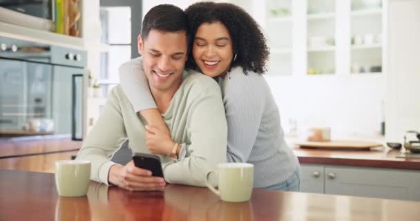 Casal Abraço Telefone Leitura Juntamente Com Café Conversa Manhã Tempo — Vídeo de Stock