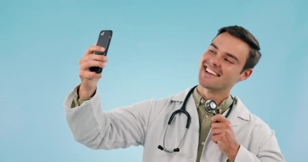 Selfie Sorriso Homem Médico Com Estetoscópio Polegares Para Cima Assinar — Vídeo de Stock