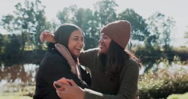Mujeres Con Sonrisa Naturaleza Camping Con Abrazo Aventura Juntos Bosque — Vídeos de Stock