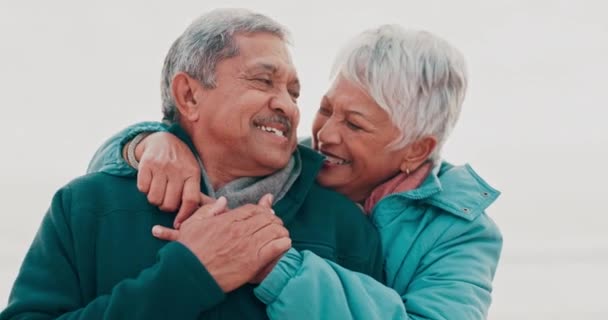 在海滩上拥抱 幸福而又年长的夫妻 彼此亲密 一起旅行 微笑和老年人在海上拥抱甜蜜的时光 享受爱情 退休和旅行的自由 — 图库视频影像