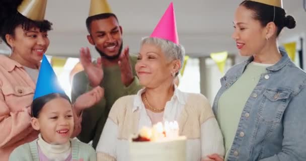 Οικογένεια Φυσάει Κεριά Και Χρόνια Πολλά Για Γιαγιά Γιορτή Και — Αρχείο Βίντεο