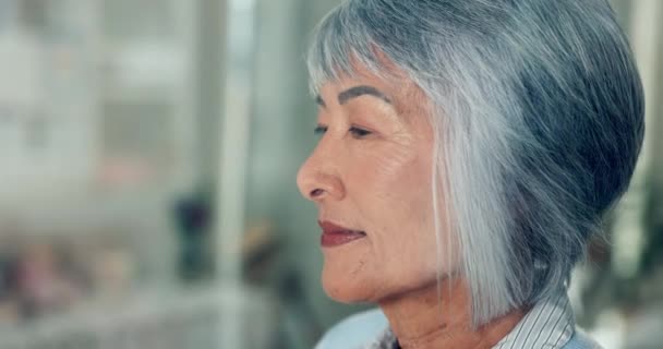 うつ病 またはアルツハイマー病を抱えるシニアの女性を退職中に考える 窓際の不安とミスを抱えた自宅のリビングルームにいるクローズアップ 高齢アジア人 — ストック動画