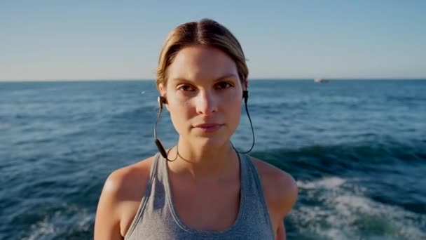 脸和耳机 通过海滩进行健身 锻炼和晨练 经过大海和澳大利亚自然 认真听播客 广播和体育音乐的形象和跑步运动员 — 图库视频影像
