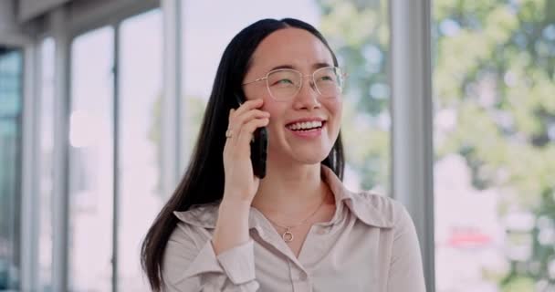 Kadın Telefon Görüşmesi Iletişim Ofisteyken Gülümse Sohbet Asyalı Kadın Profesyonel — Stok video