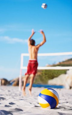 Kum, sporcu ve voleybol plaj oyunu, rekabet ya da açık hava doğa yarışması, pratik ya da spor. Ada zemini, idman ve atlet voleybol için atlıyor maç, egzersiz ya da yarışma.