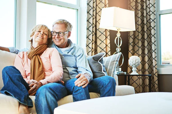 在家里的沙发上 一对悠闲 快乐的老夫妇有着亲密的关系 健康的关系和婚姻 在客厅里 为了爱情 承诺和快乐 拥抱和老年男女一起坐在沙发上 — 图库照片