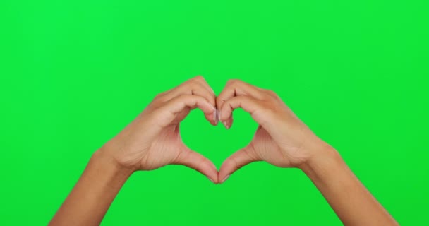Καρδιά Σχήμα Και Χέρια Ενός Ατόμου Στην Πράσινη Οθόνη Για — Αρχείο Βίντεο