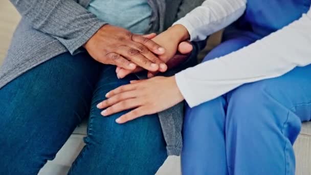 Ele Tutuşan Kadınlar Hemşirelik Güven Destek Konuşmayla Şefkat Yaşlı Bakımı — Stok video