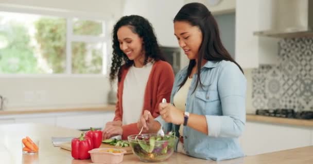 Lezbiyen Çift Evde Eşitlik Bağlılık Ile Beslenme Için Mutfakta Mutlu — Stok video