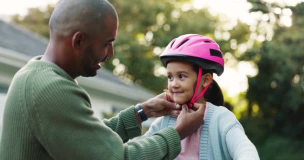 Otec Pomáhá Svému Dítěti Cyklistickou Helmou Dvorku Nebo Zahradě Jejich — Stock video