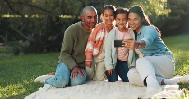 Selfie Gelukkige Familie Picknick Deken Natuur Ontspannen Hechting Samen Vakantie — Stockvideo