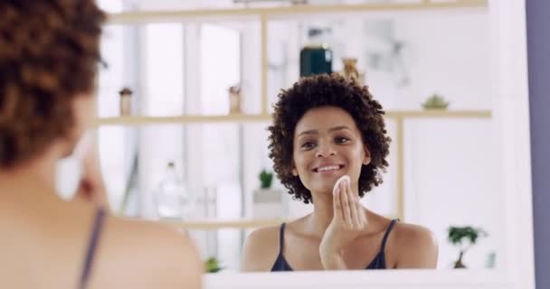 Spegel Glad Kvinna Badrummet Med Bomullspad Ansiktet Och Morgon Rutin — Stockvideo