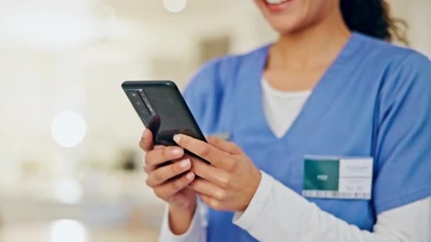 Enfermera Manos Teléfono Para Comunicación Salud Puesto Medios Sociales Creación — Vídeo de stock