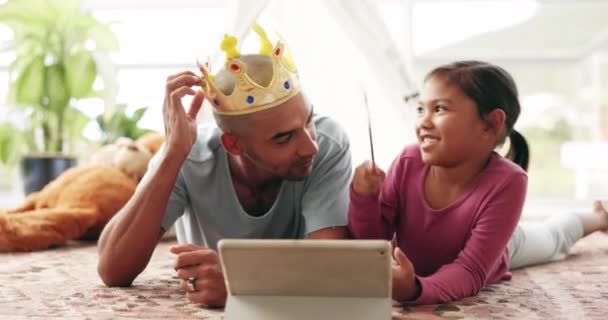 Планшет Ігри Батько Дівчиною Ліжку Любов Язком Веселощами Граючи Короною — стокове відео