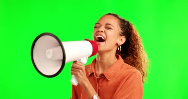幸せな女性 メガホン スタジオの背景に勝つか 発表のための緑の画面に叫んでいます スピーチ 達成またはモチベーションの成功のために声を叫んで興奮した女性 — ストック動画