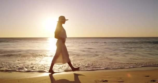 Mulher Caminhada Praia Com Pôr Sol Verão Desfrutar Oceano Natureza — Vídeo de Stock