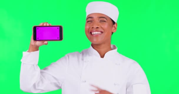 电话和妇女指点在绿色屏幕上的餐厅促销 在线菜单和演示 移动应用程序 模拟和食品专家 厨师或有跟踪标记和工作室背景的人 — 图库视频影像