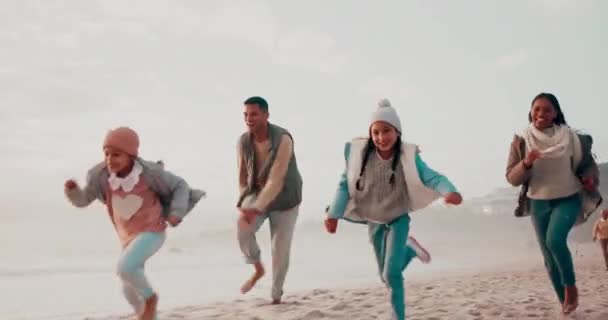 トロピカルバケーション アドベンチャー 休暇中にビーチで走る旅行 遊び心のある家族 楽しい週末の旅行で両親と海で砂を探検するハッピー 子供たち — ストック動画