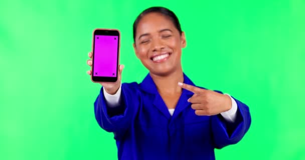 电话模拟 大拇指向上和女性在绿色屏幕上的网站 互联网和移动应用与跟踪标记 新闻或社交媒体用智能手机的女性广告 情感和肖像 — 图库视频影像