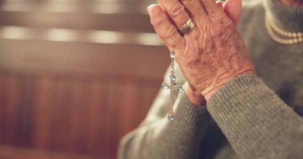 Senior Imádkozó Rózsafüzér Templomban Kezét Hit Gyógyító Jézus Krisztusban Szoros — Stock videók