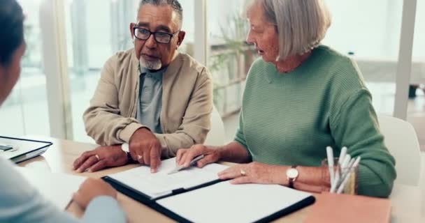 Escucha Abogado Pareja Ancianos Con Contrato Documentos Para Papeles Seguro — Vídeo de stock