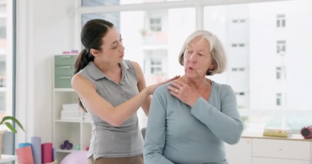Mujer Fisioterapeuta Paciente Senior Consultante Para Rehabilitación Dolor Hombro Artritis — Vídeo de stock