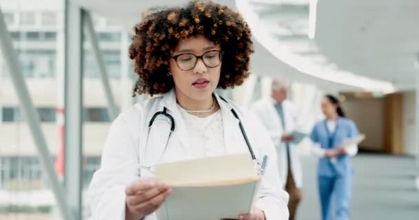 Lekarz Kobieta Czytanie Raportu Korytarzu Dla Wyników Analizy Myślenia Opiece — Wideo stockowe