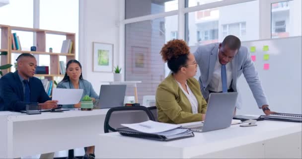 Laptop Colaboração Mentor Com Uma Mulher Negra Negócios Escritório Para — Vídeo de Stock