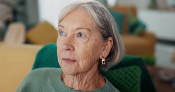 Лицо Беспокойство Пожилая Женщина Диване Думая Страх Беспокойство Одиночество Стресс — стоковое видео