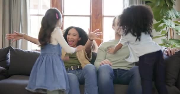 Семья Объятия Родители Детьми Диване Счастливы Возбуждены Играют Своем Доме — стоковое видео