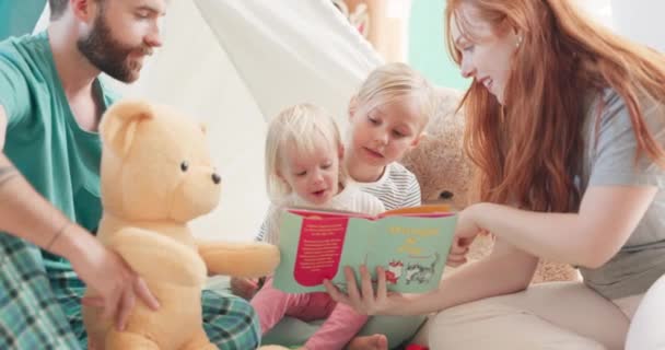 Lezen Verhaal Familie Met Kinderen Vloer Voor Ondersteuning Kennis Thuis — Stockvideo
