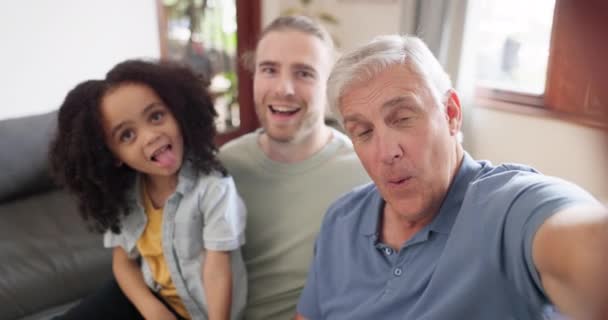 Abuelo Padre Hijo Toman Selfie Divertido Como Una Familia Loca — Vídeos de Stock