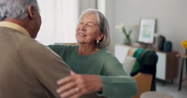 Abrazo Feliz Una Pareja Mayor Hogar Ancianos Para Cuidado Apoyo — Vídeos de Stock